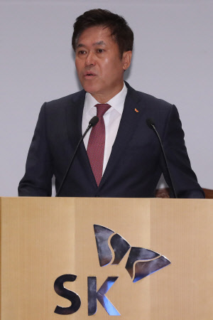 박정호 SK텔레콤 사장이 21일 오전 서울 중구 SKT-T타워에서 제34기 정기주주총회 개회를 알리고 있다.  연합뉴스